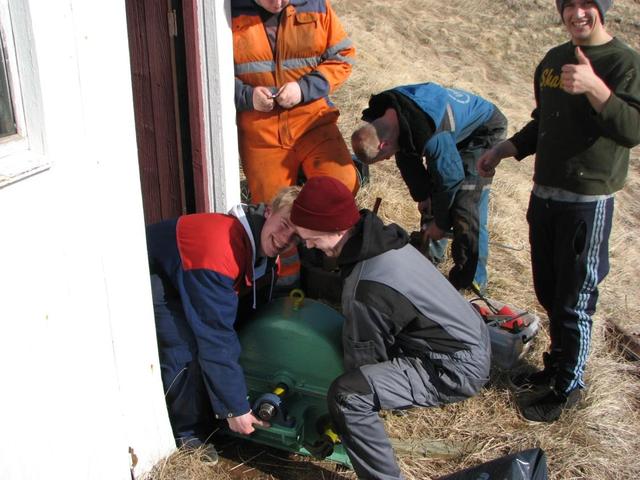 Þeir Snorri og Atli að bera níðþunga túrbínuna inn í stöðvarhúsið