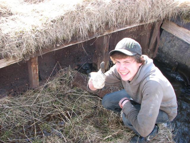 Jakob Þór ofaní stíflumannvirkinu,að hleypa vatni á virkjunina