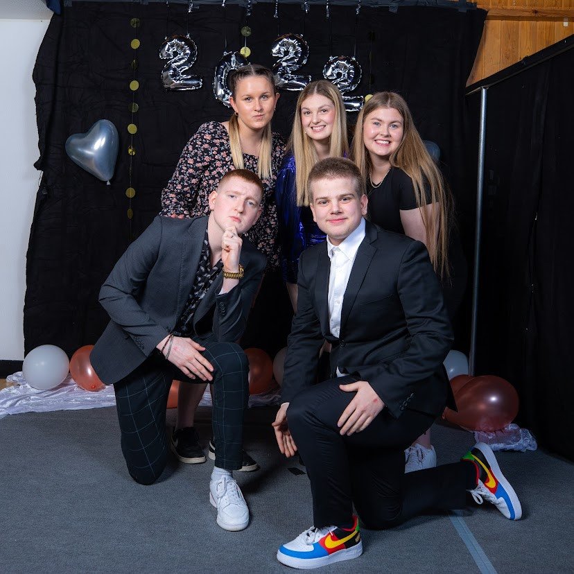 Prúðbúnir nemendur á árshátíð VMA 2022.