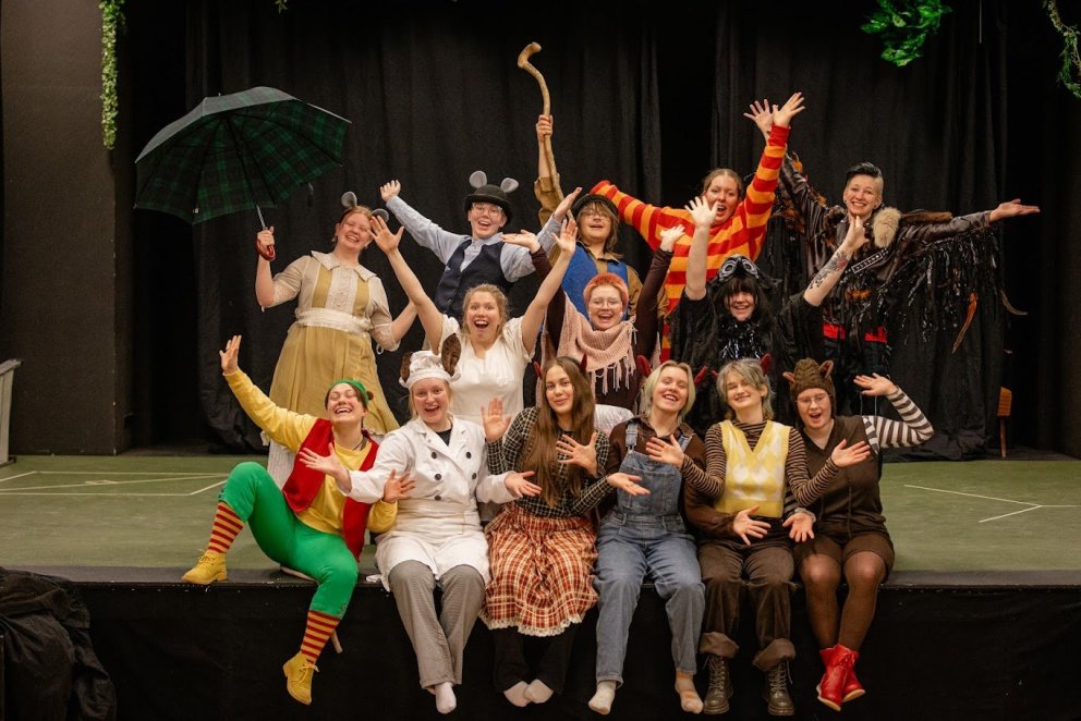 Hress leikhópurinn á sviðinu í Gryfjunni. Mynd: Hilmar Friðjónsson.