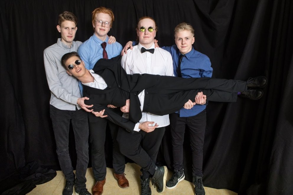 Nemendur bregða á leik á árshátíðinni.