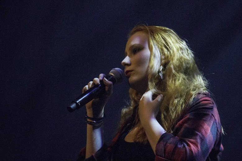 Lilla Steinke syngur til sigurs í Hofi.
