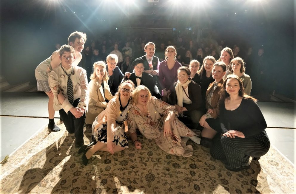 Sæll og glaður leikhópur að lokinni frumsýningu.