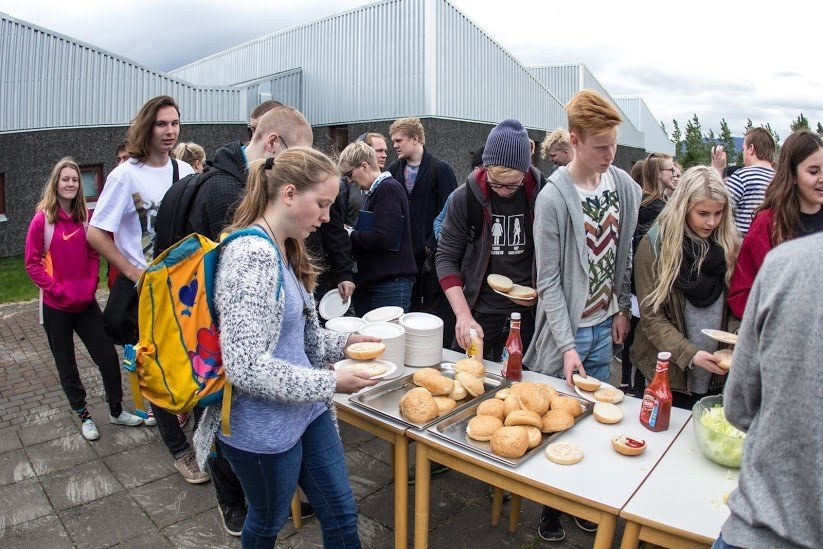 Meðal annars var boðið upp á grillaða borgara.
