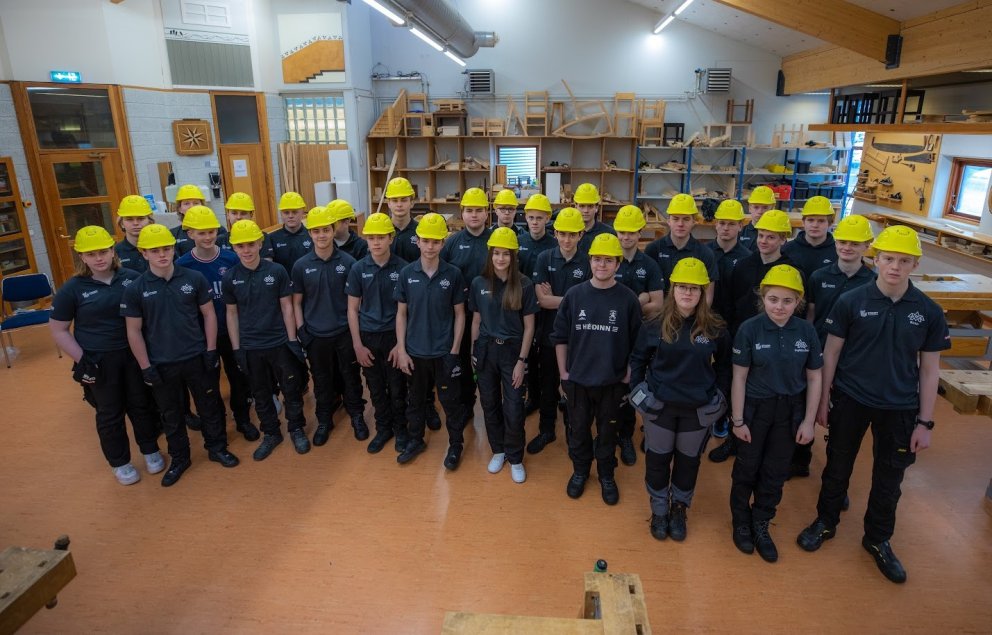 Fyrsta árs nemar í vinnufatnaði og með hjálma.