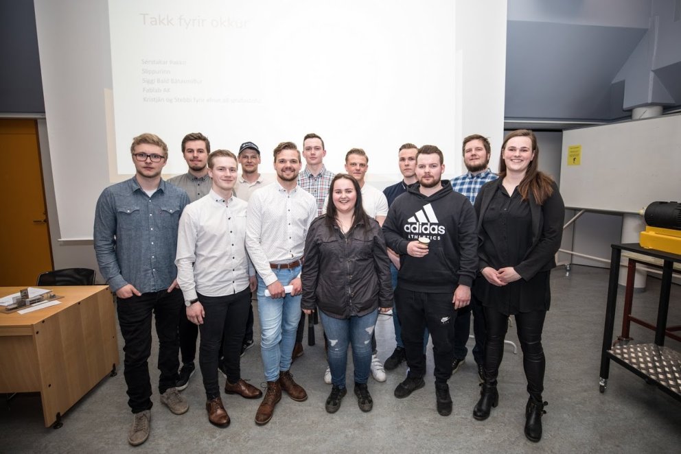 Vélstjórnarnemarnir tólf sem kynntu verkefni sín.