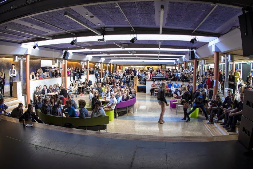 Þétt setinn bekkurinn á nýnemahátíðinni í fyrra.