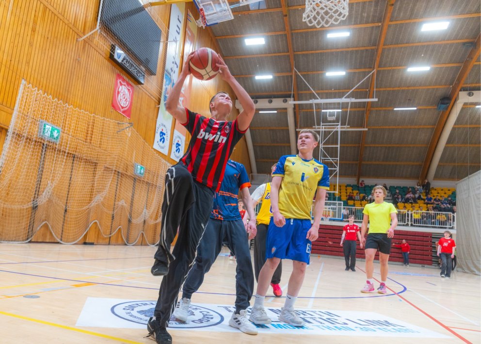 Flott tilþrif sáust á íþróttamóti nýnema í Íþróttahöllinni á Akureyri í síðustu viku.