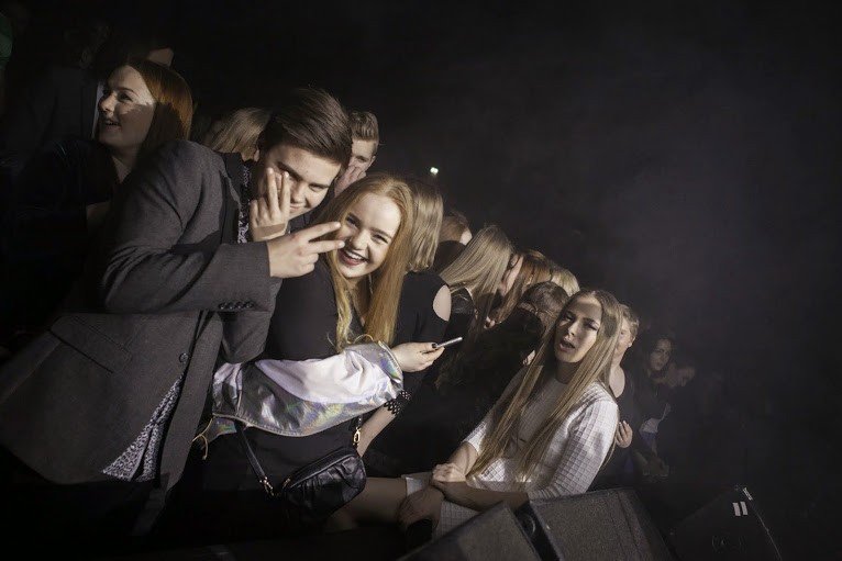 Fjör á dansgólfinu í Íþróttahöllinni.