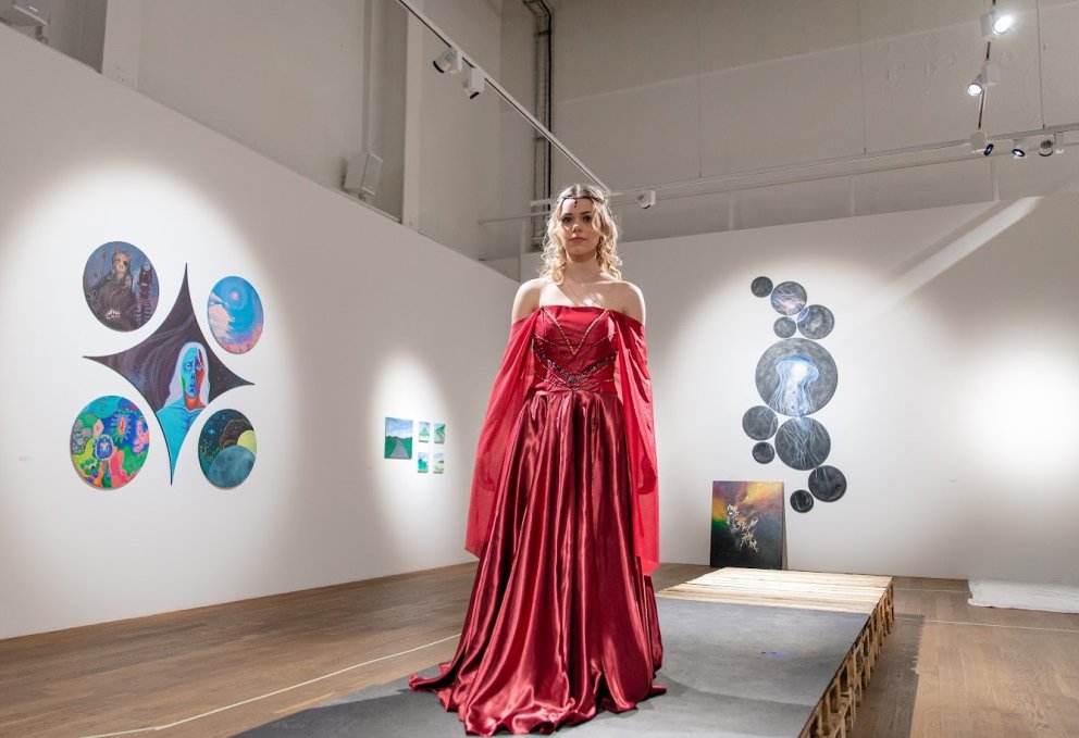 Glæsileg hönnun fatnaðar á tískusýningunni.