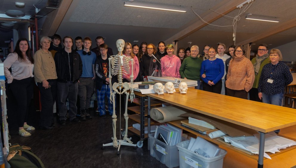 Arnheiður Kristinsdóttir og Ronja Axelsdóttir afhentu listnáms- og hönnunarbraut VMA styrk úr Minnin…