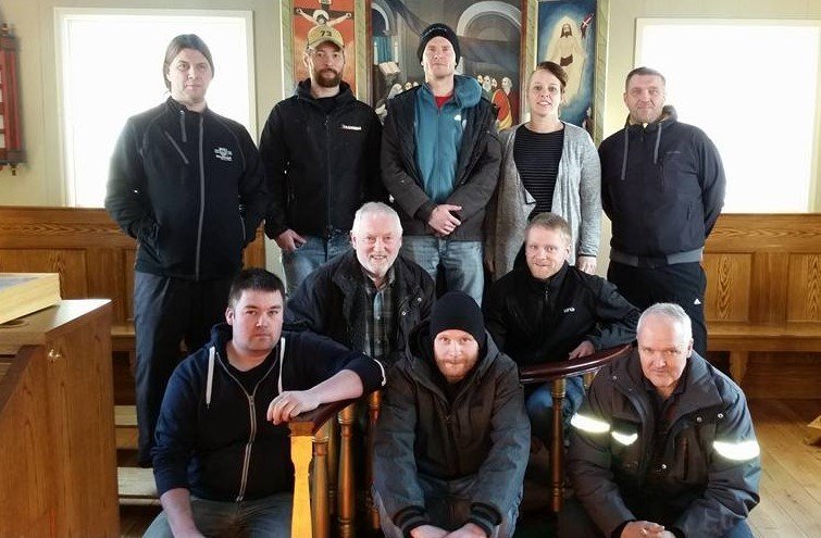 Nemendur níu og Snorri kennari í Vallakirkju.