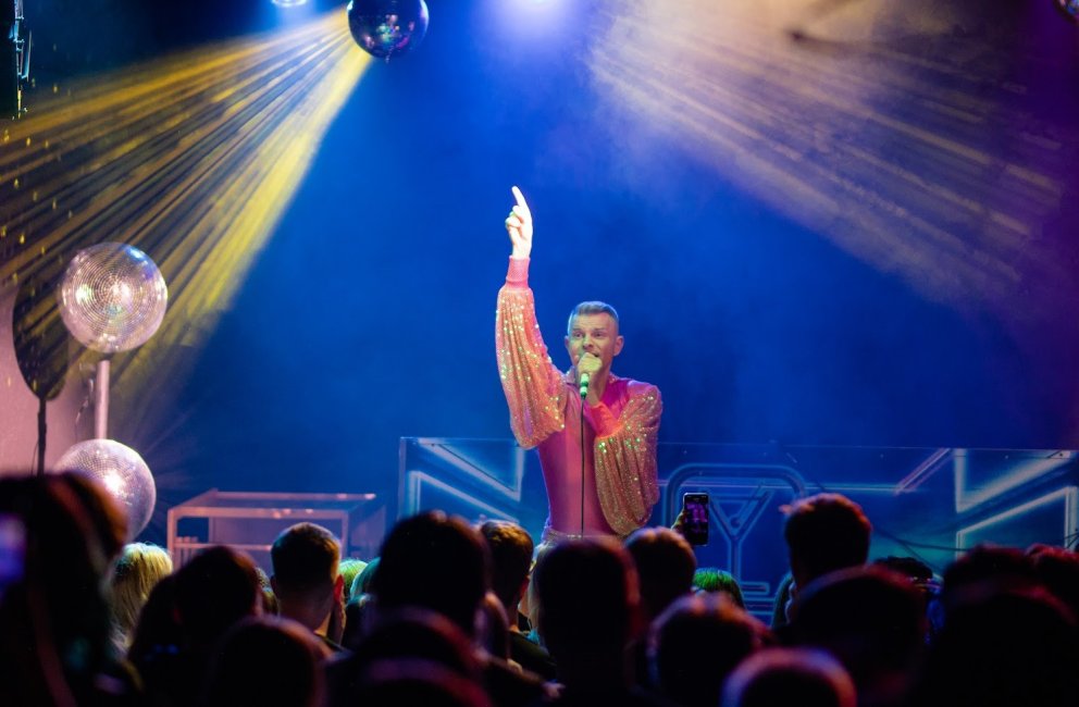 Páll Óskar í góðum gír á árshátíðinni. Mynd: HF