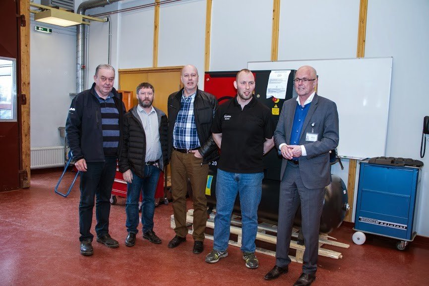 Frá afhendingu loftdælunnar.