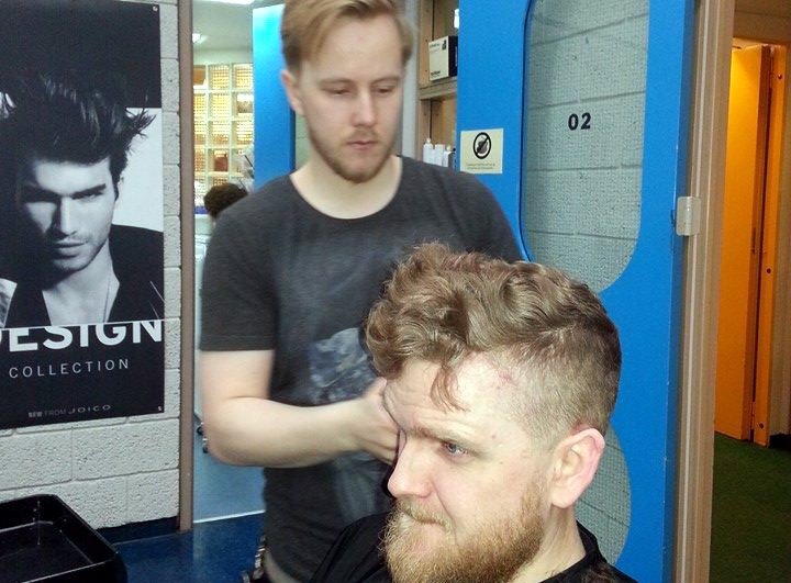 Kennslustund í hársnyrtideild. Af FB-síðu hennar.