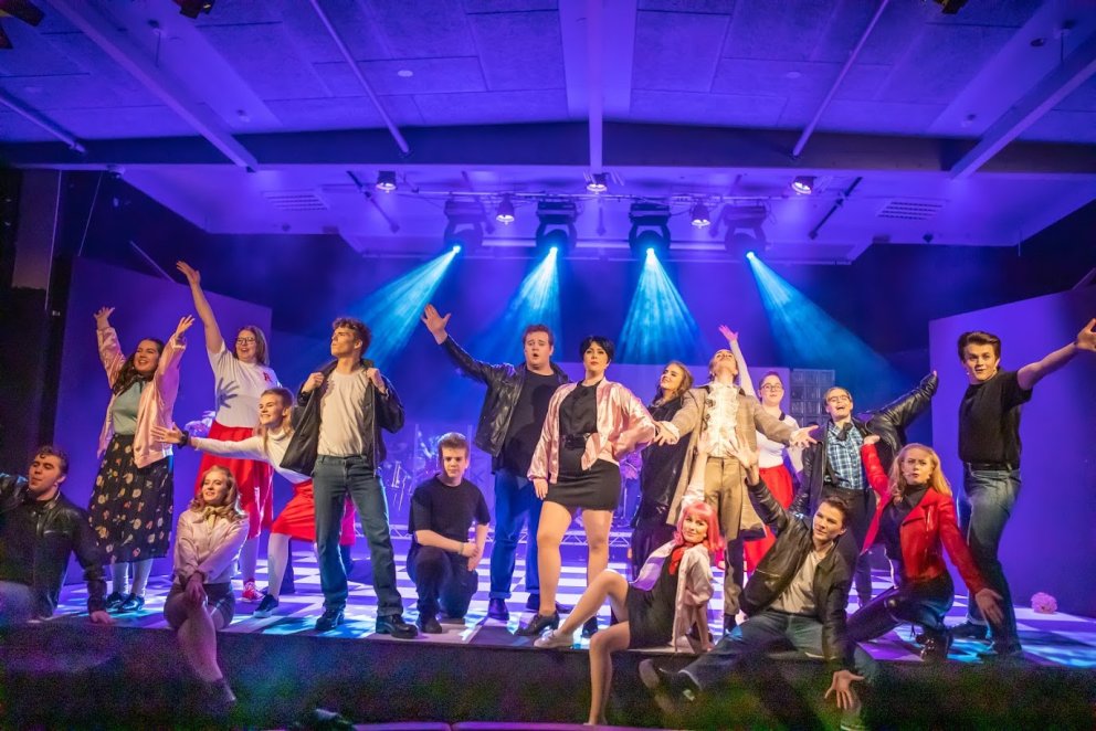 Leikhópurinn á sviðinu í Gryfjunni. Mynd: AKH.