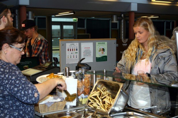 Afgreiðsla á mat í mötuneytinu í VMA.