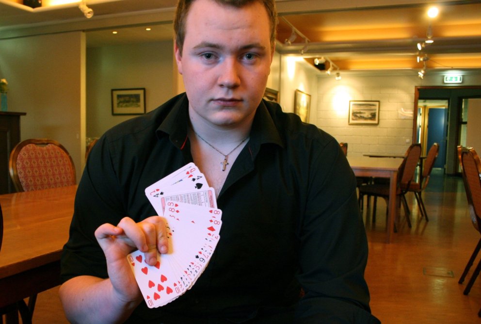 Guðmundur Sverrisson galdramaður með spilastokkinn