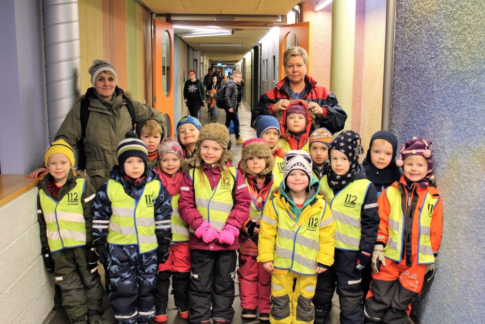 Krakkarnir frá Hólmasól með kennurum sínum.