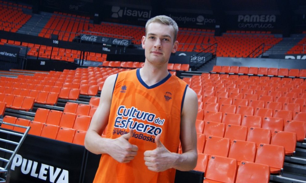 Tryggvi Snær í keppnishöllinni í Valencia.