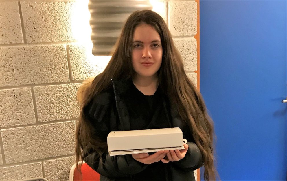 Emilía Marín með spjaldtölvuna.