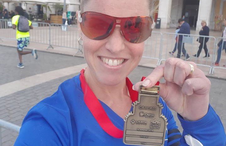 Anna Berglind með verðlaunapeninginn í Lissabon.