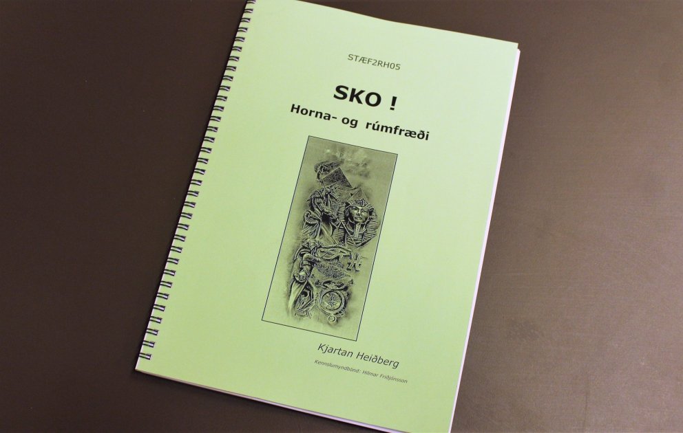 Endurútgefin kennslubók Kjartans með QR-kóðum.