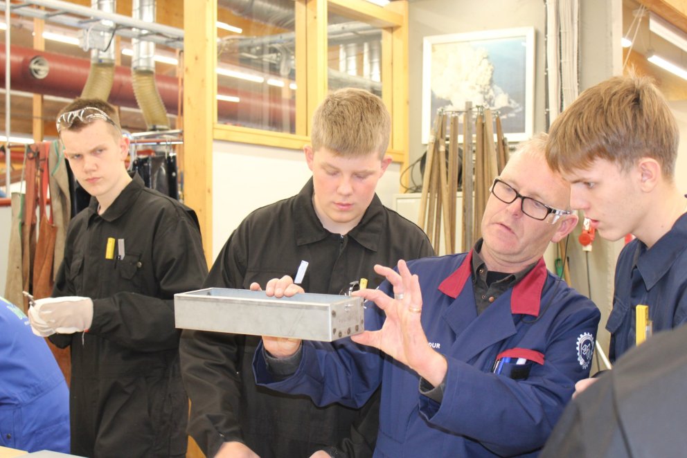 Grunndeildarnemar og Hörður brautarstjóri.