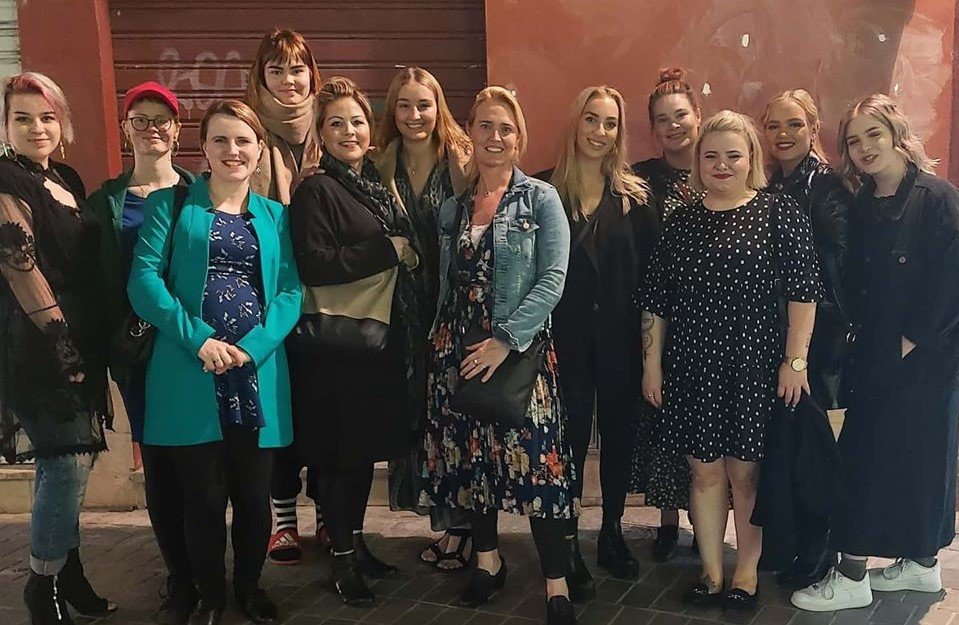 Nemendur og kennarar í hársnyrtiiðn í Malaga.