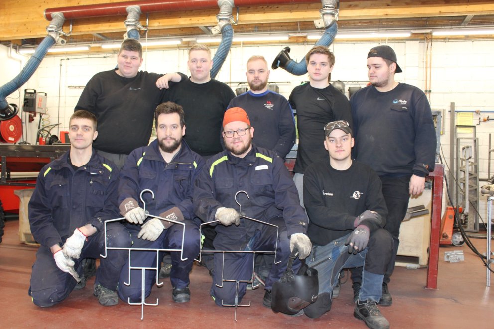 Þeir hafa smíðað herðatré baki brotnu síðustu daga