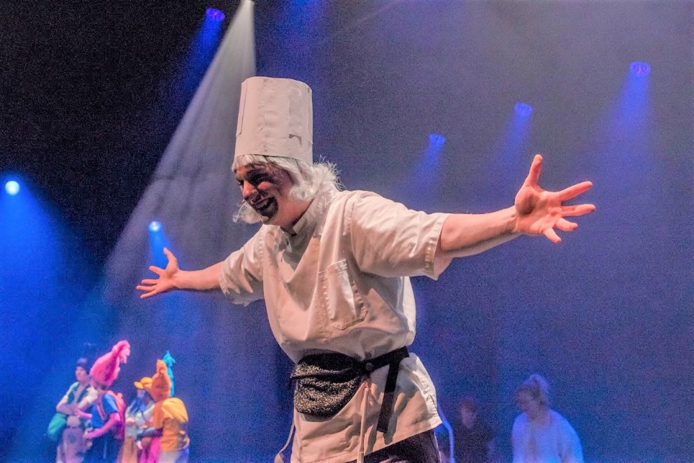 Örn Smári Jónsson á sviðinu i Hofi í Tröllum.