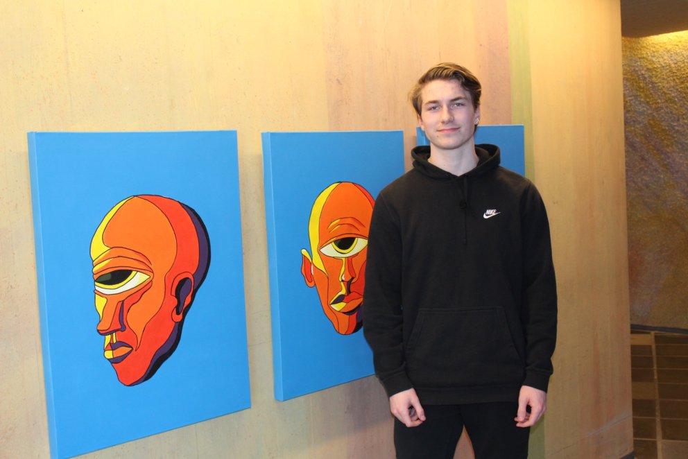 Viktor Hugi Júlíusson við akrýlverkið sitt í VMA.