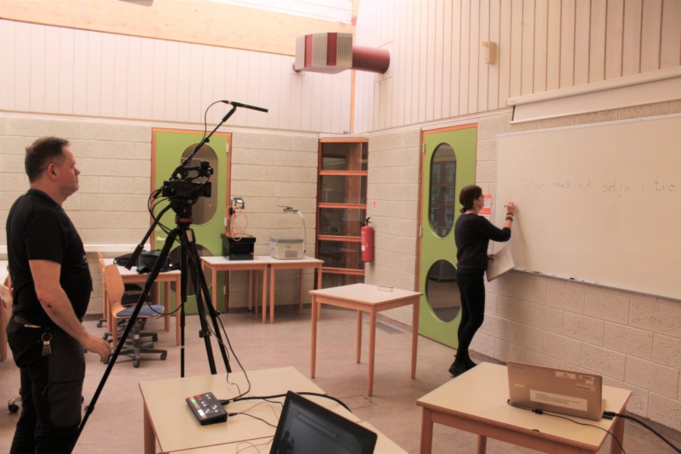 Hilmar og Inga taka upp stærðfræðimyndbönd.