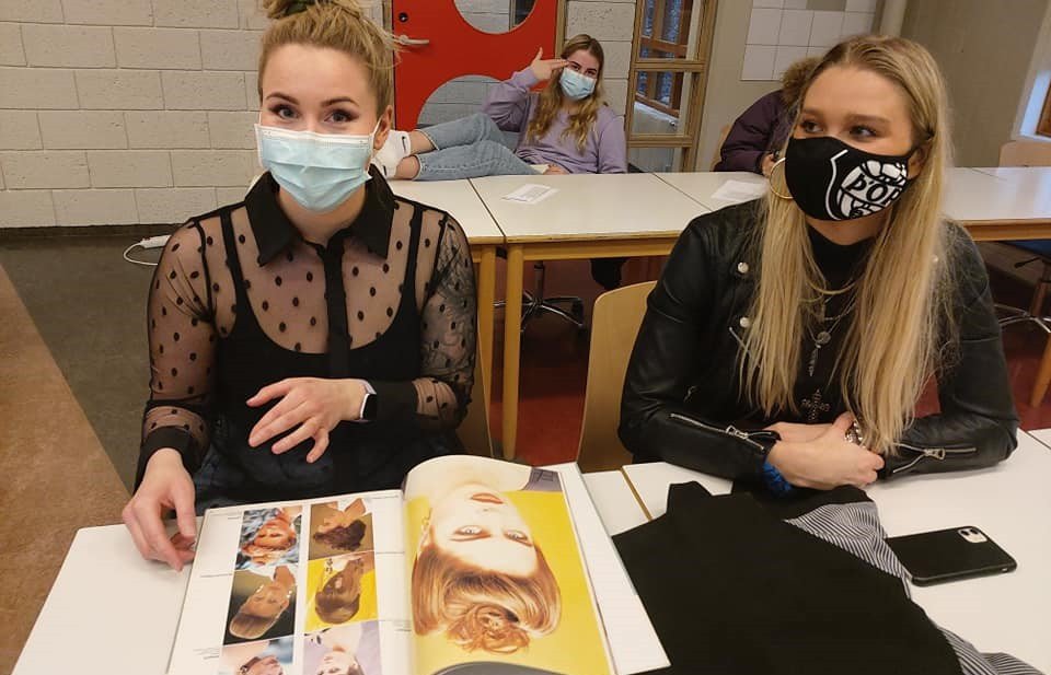 Með grímurnar á lofti og klárar í kynningarnar.