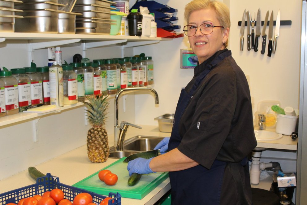 Anna Björk Ívarsdóttir í eldhúsinu í Norðlenska.