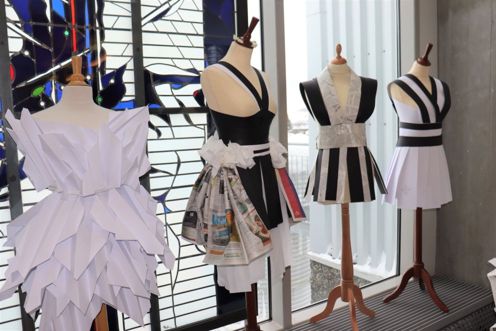 Skemmtilegar útfærslur á pappírskjólum.