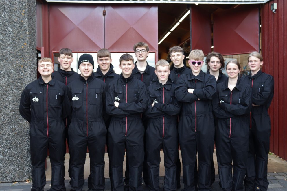 Nokkrir grunndeildarnemanna í nýju göllunum.