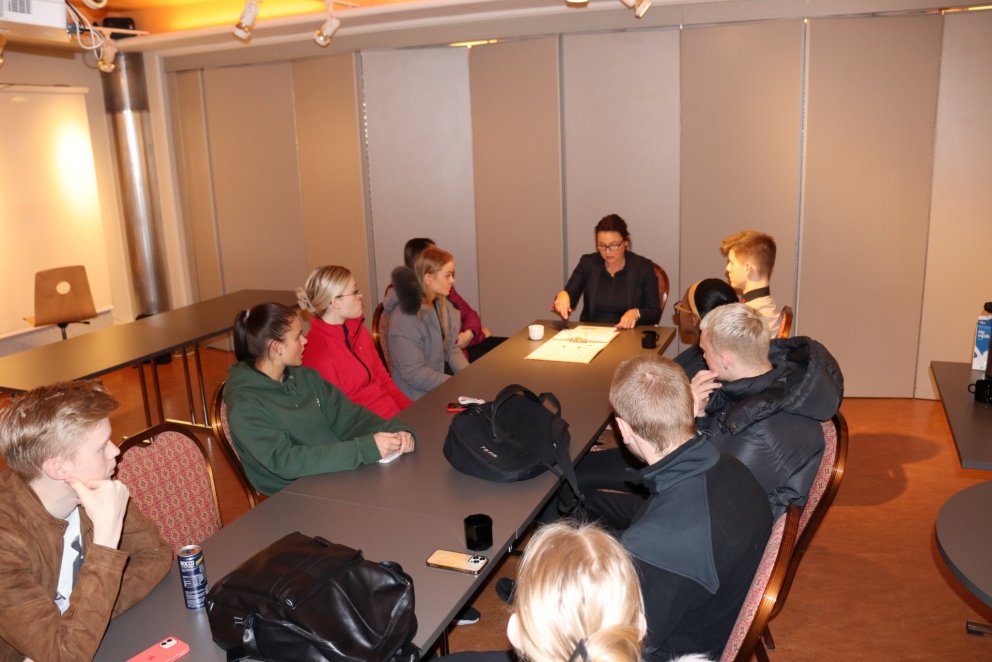 Heba Finnsdóttir í kennslustund með nemendum.