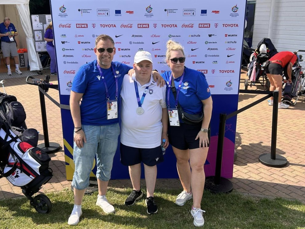 Anton Orri með foreldrum sínum, Þóroddi Hjaltalín og Önnu Dögg Sigurjónsdóttur.