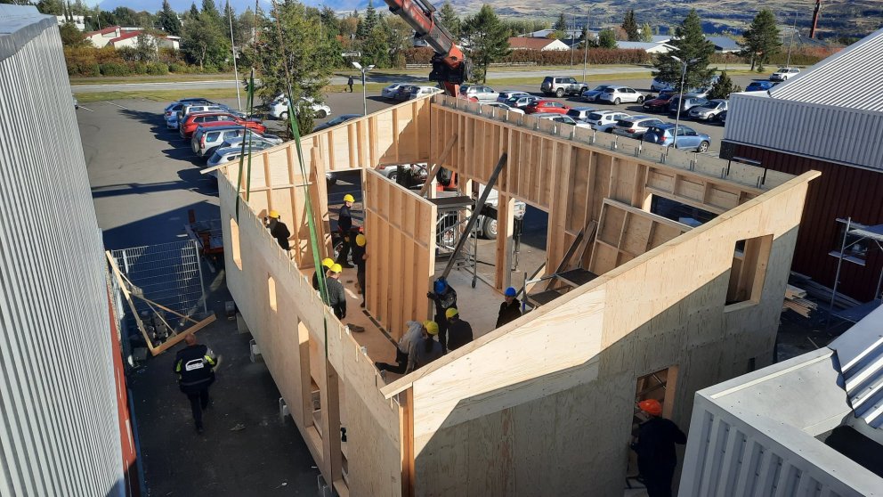 Síðustu veggeiningunni komið á sinn stað.