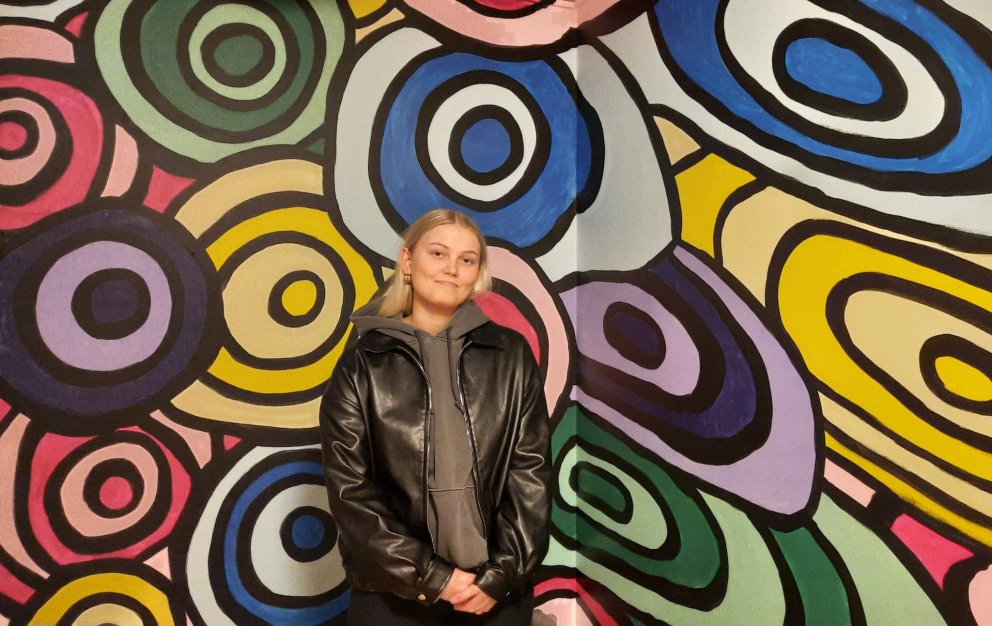 Svanhvít Líf Bjarnadóttir í akrílinnsetningu sinni.