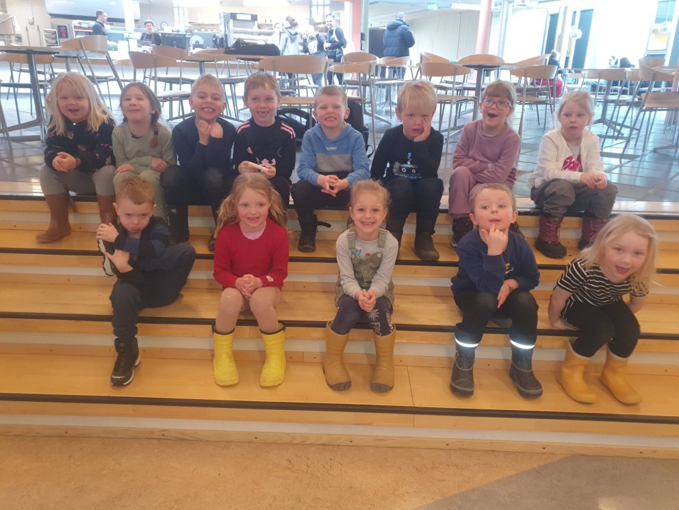 Glaðhlakkalegir Tröllaborgakrakkar í Gryfjunni. Mynd: Helga Júlíusdóttir.