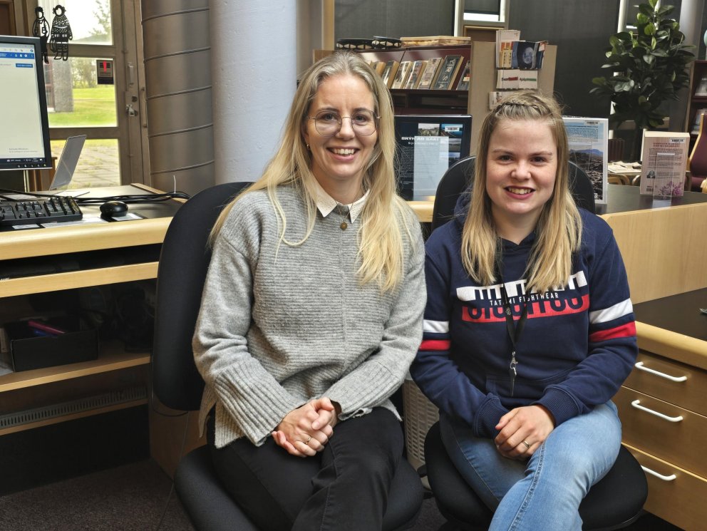 Þær standa vaktina á bókasafninu - Hanna Þórey Guðmundsdóttir (t.v.) og Dagný Hulda Valbergsdóttir.