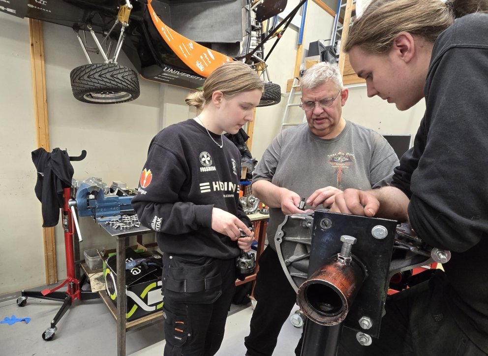 Ásgeir V. Bragason fræðir nemendur sína um hina ýmsu leyndardóma mótorsins.