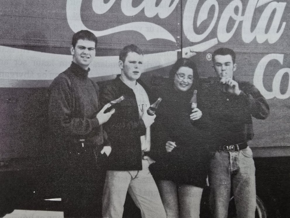 Vígalegir nemendur að auglýsa svaladrykkinn kók!