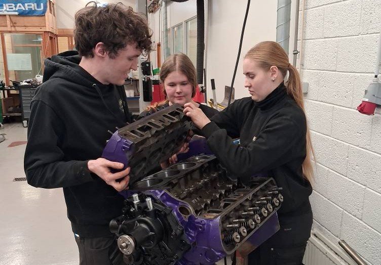 Einni af bílvélinni púslað saman aftur eftir upptekt. Mynd: Ásgeir V. Bragason.