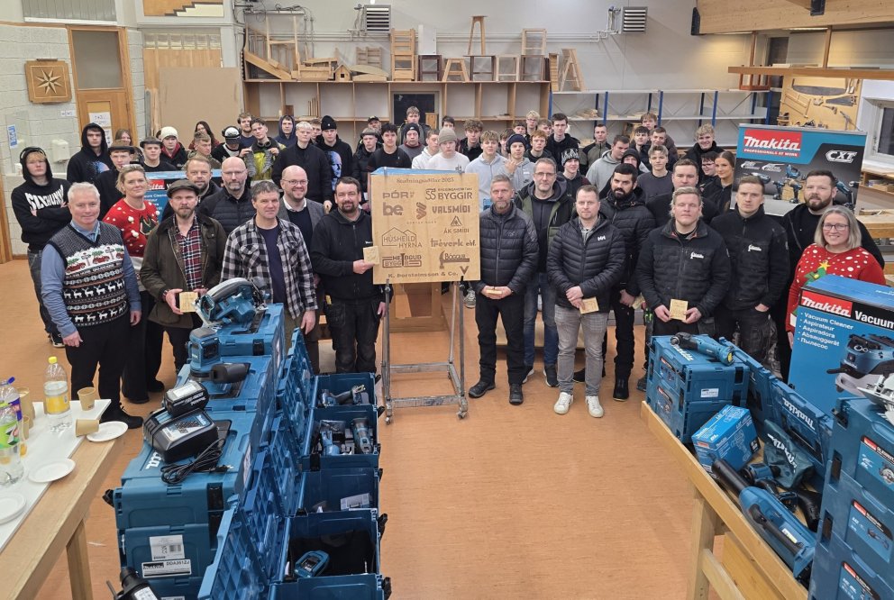 Fulltrúar fyrirtækjanna ellefu sem standa að gjöfinni til byggingadeildar VMA. Með þeim á myndinni e…