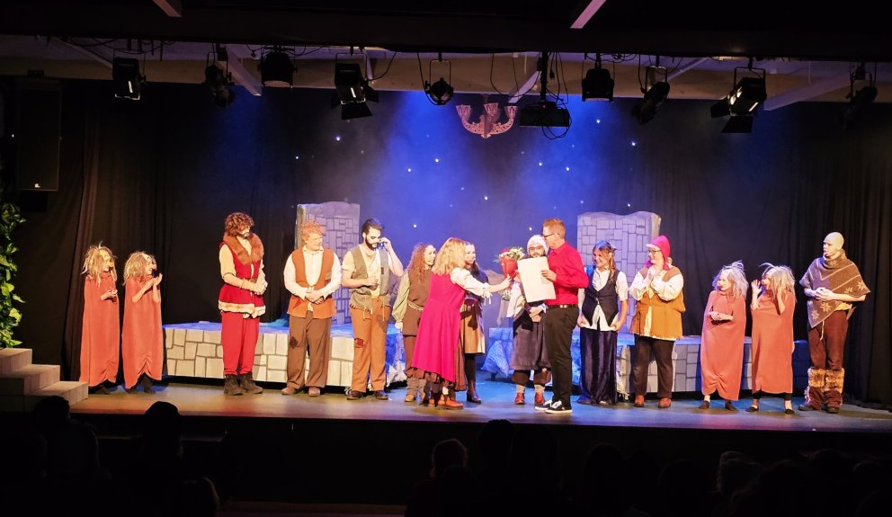 Leikarar og leikstjórnn Pétur Guðjónsson að lokinni frumsýningu á Ronju ræningjadóttur í gær.