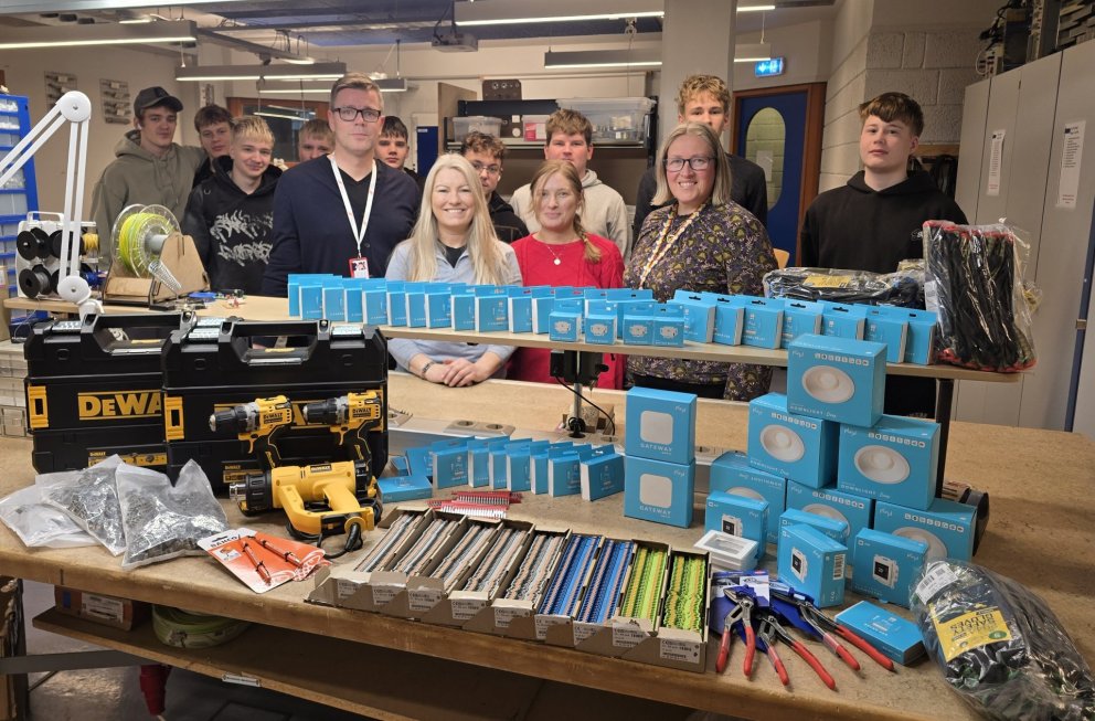 Eitt og annað ómetanlegt kom upp úr gjafakössum Rönning. Héru eru Ágúst Axelsson, viðskiptastjóri J.&hellip;
