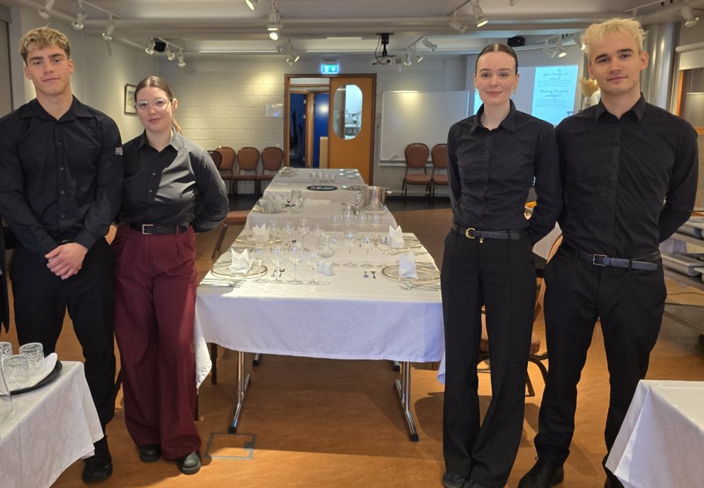 Þrír af fjórum framreiðslunemum í VMA á myndinni taka þátt í undankeppninni í Kópavogi í dag.